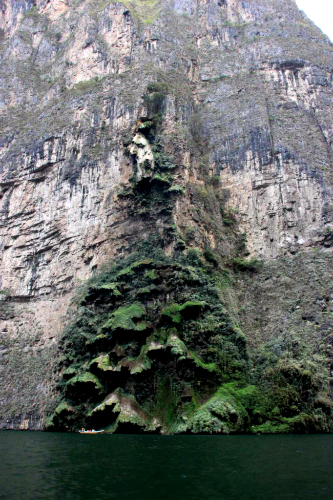 The "christmas tree" - a 200 meter high unique rock formation in the canyon